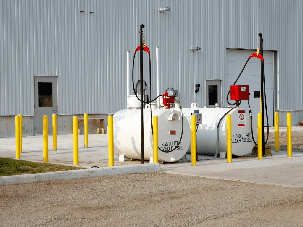 Opérateur spécialisé effectuant le nettoyage professionnel d'une cuve à gasoil industrielle avec des équipements certifiés