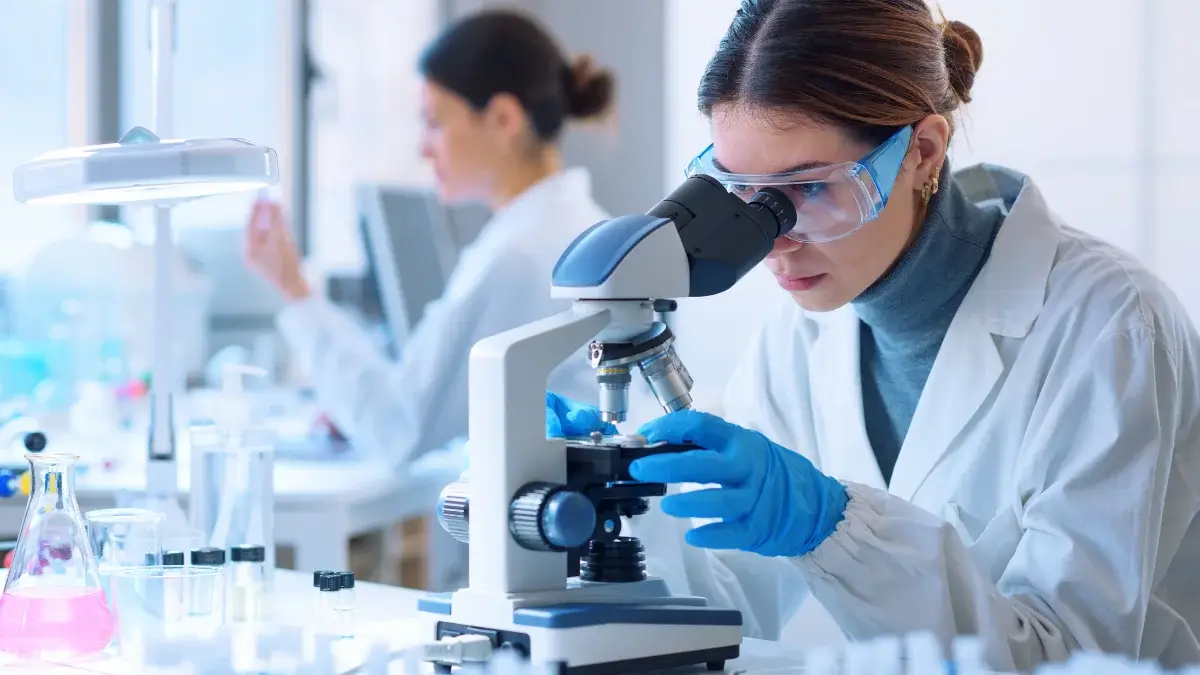 Tecnico di laboratorio che analizza campioni di fanghi e liquami industriali per controllo di processo