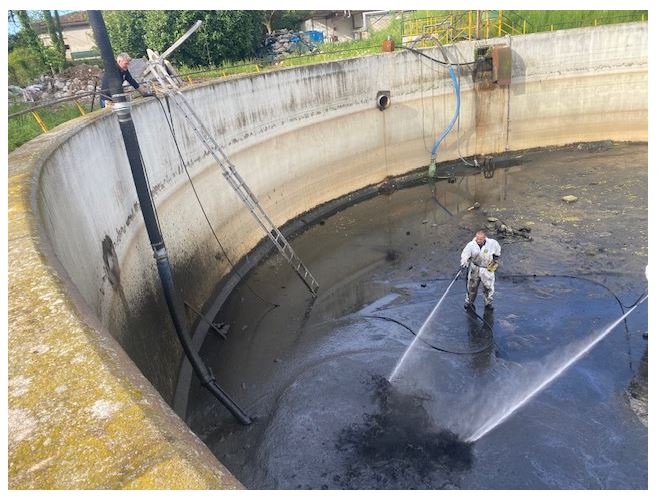 Cleaning of an industrial tank and remediation of an industrial lagoon