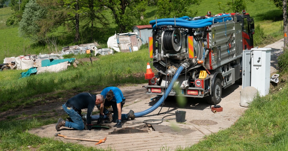 Autospurgo al lavoro durante la bonifica e il risanamento di una rete fognaria a Bergamo.