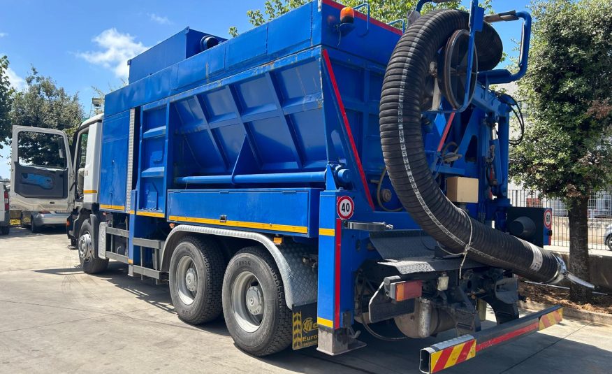 Excavadora de succión en acción durante una operación de aspiración de materiales en obra ambiental