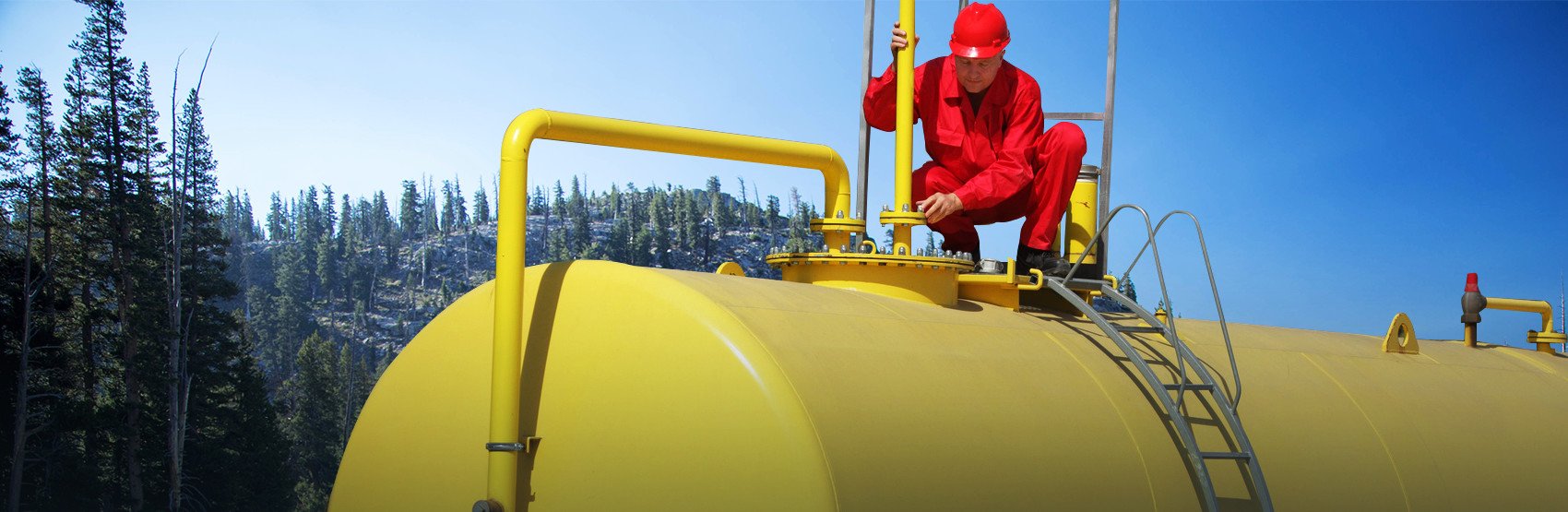 Tecnico qualificato esegue la verifica gas free con strumentazione certificata prima dell'ingresso in serbatoio industriale