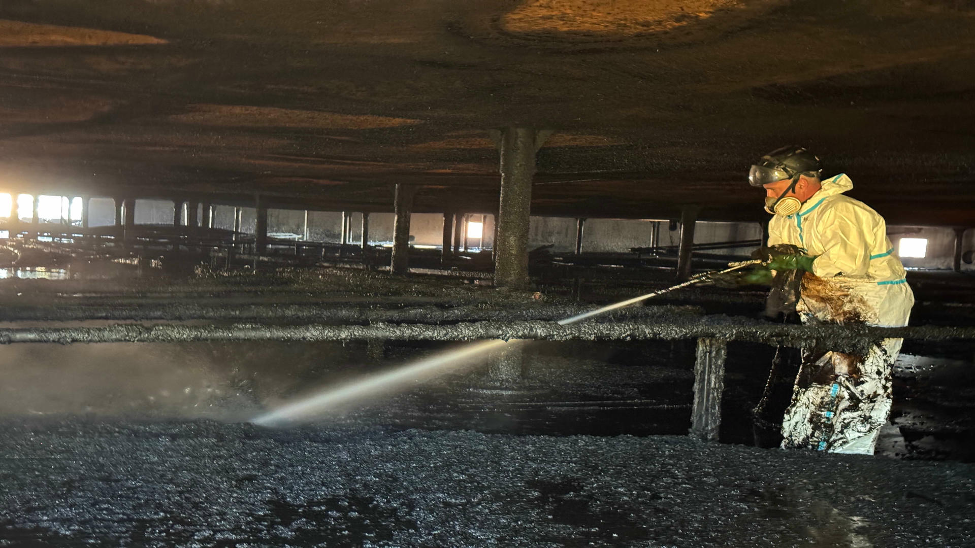 Pulizia idrodinamica ad alta pressione di tubazioni industriali con rimozione di incrostazioni e depositi