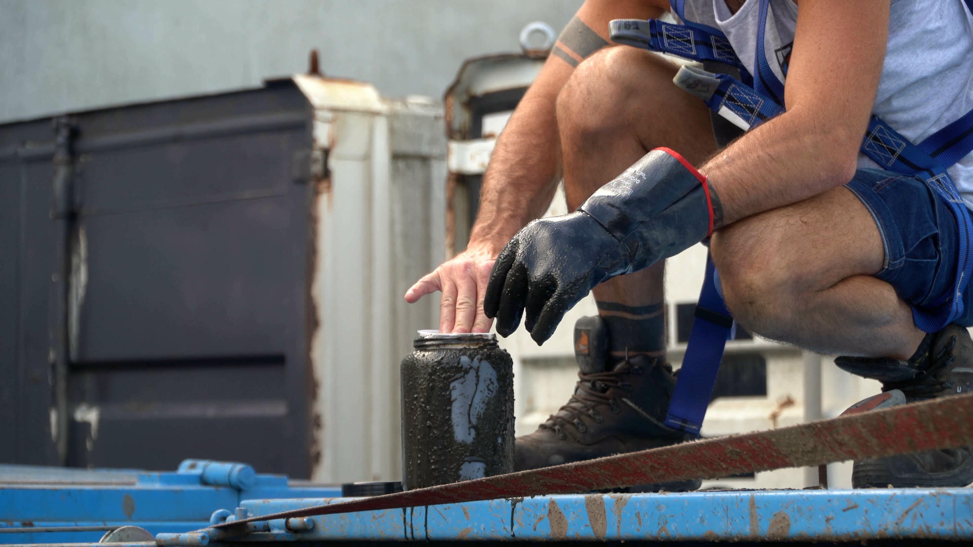 Analisi di laboratorio su campioni di fanghi e liquami industriali per controllo qualità e sicurezza impianti
