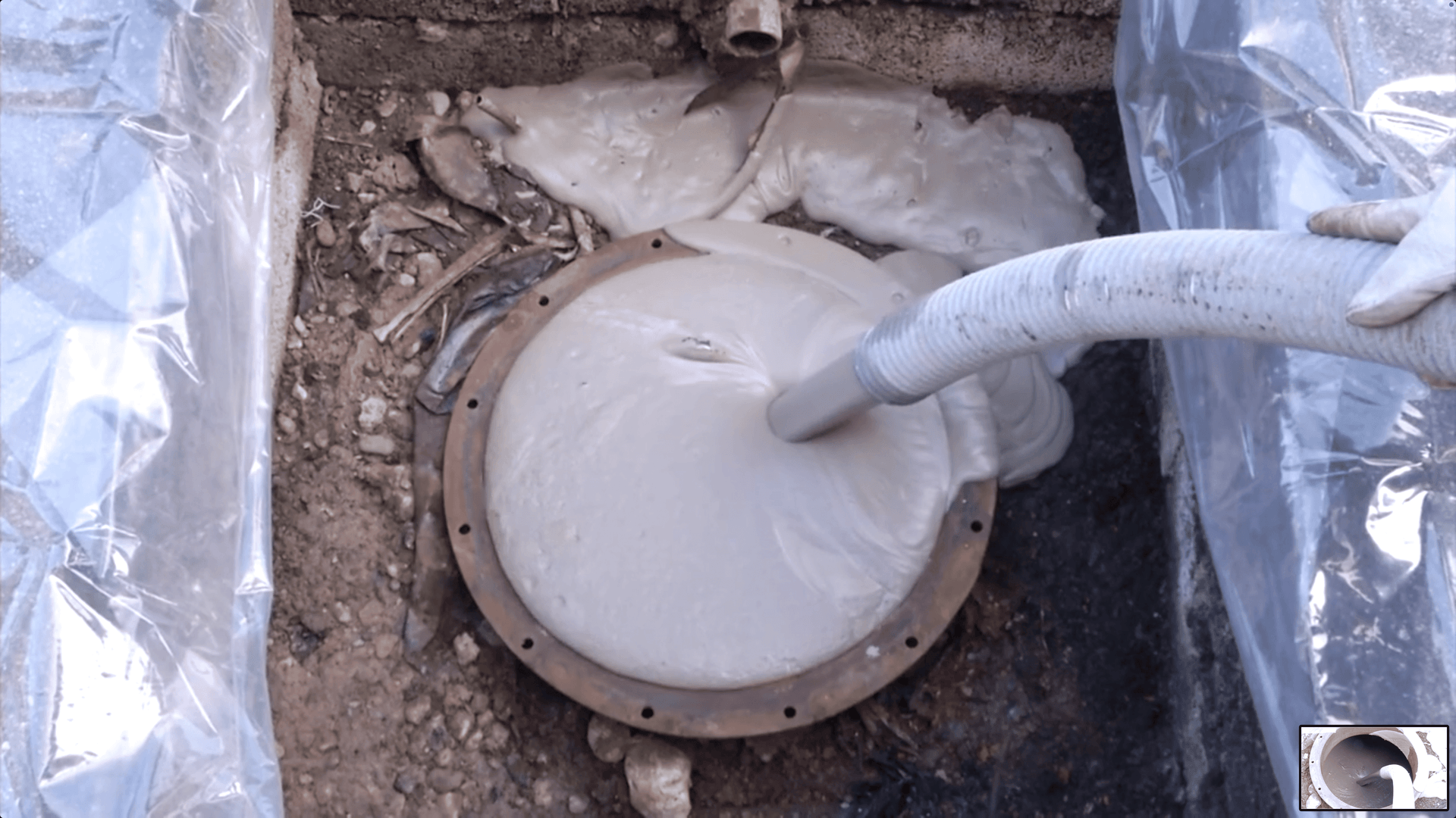 Operatore specializzato durante l'inertizzazione di un serbatoio di gasolio interrato prima della bonifica ambientale