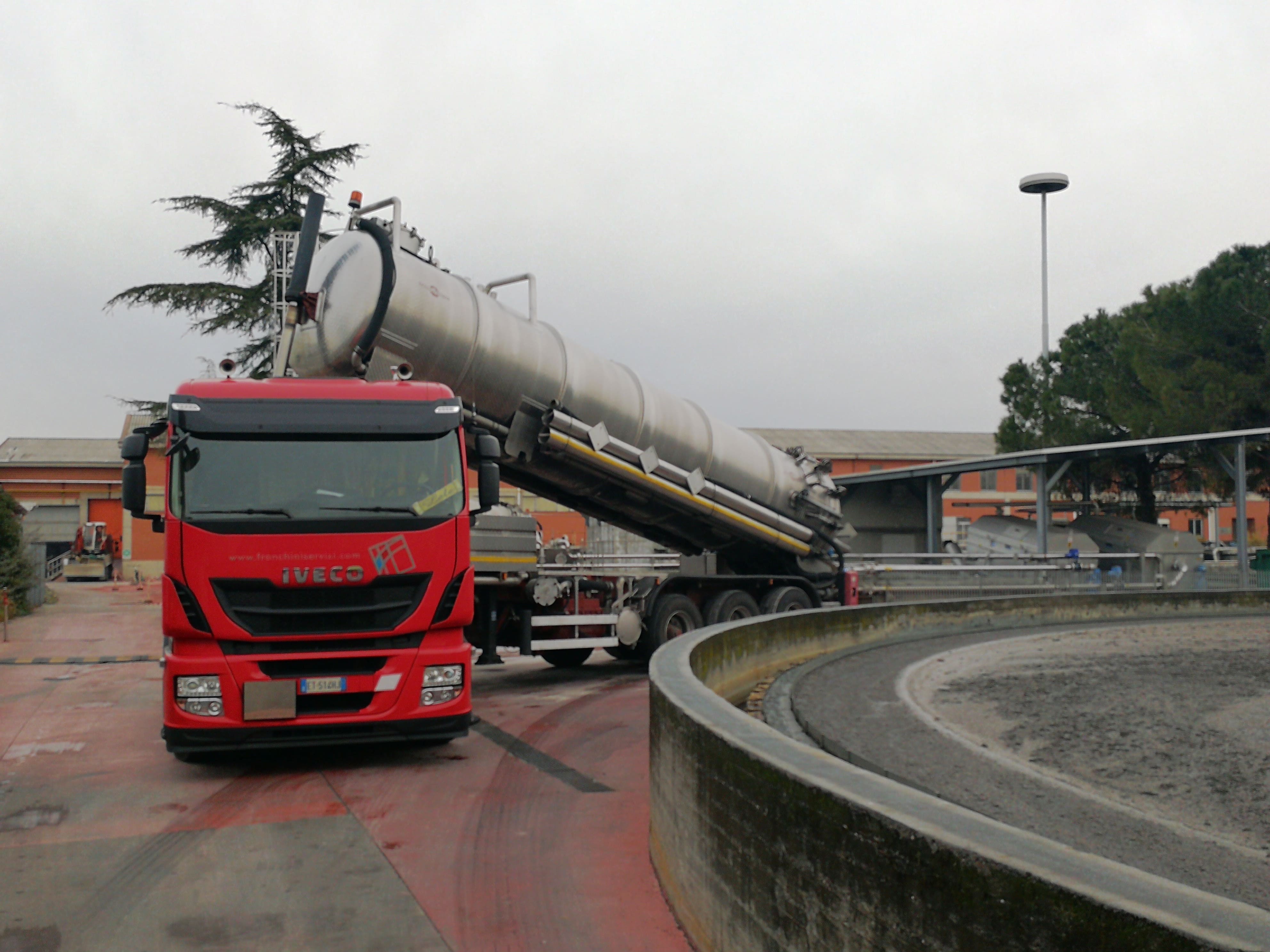 Specialized operator collecting and disposing of industrial liquid waste using an authorized vacuum tanker.