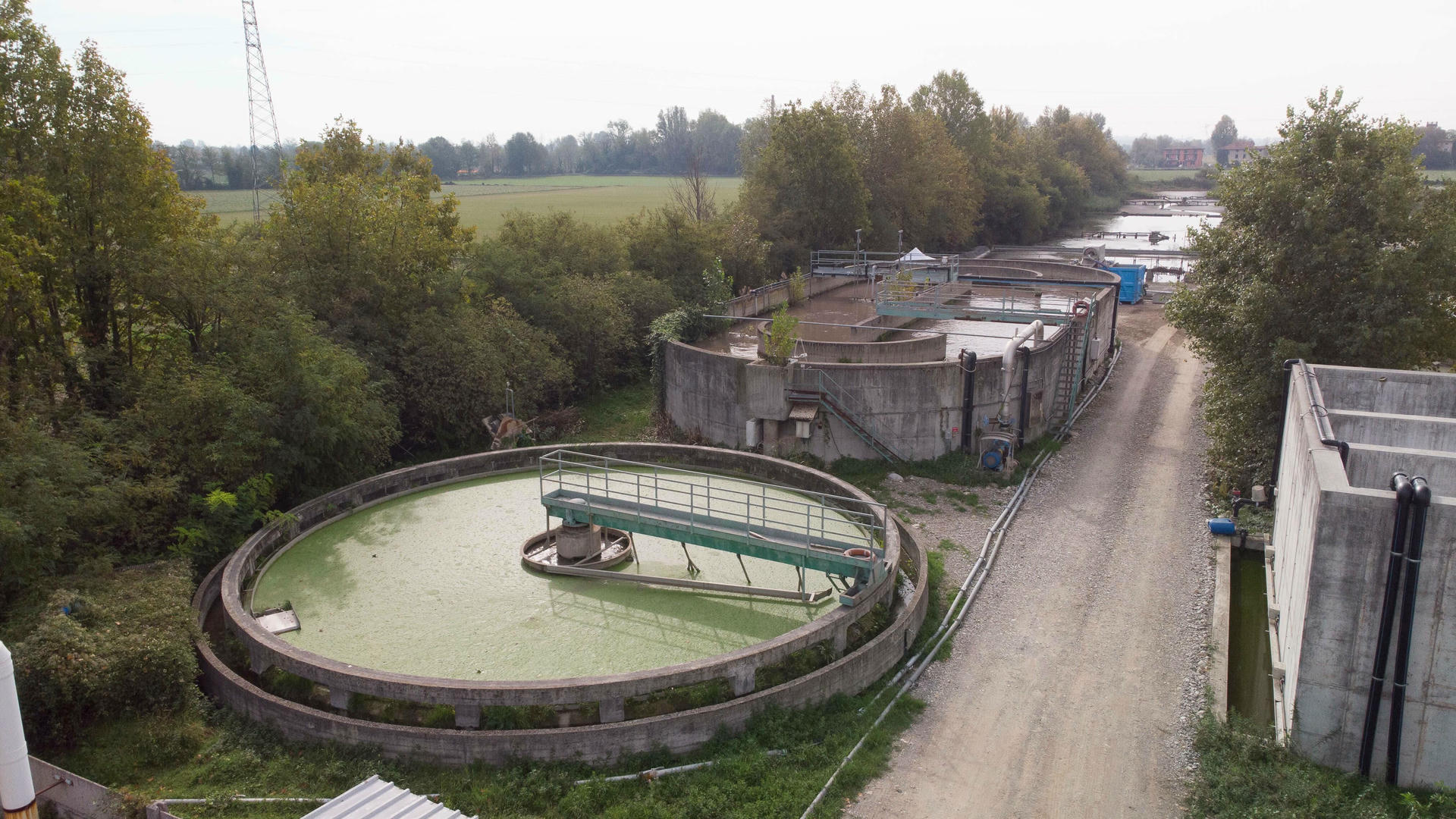 Pulizia di una vasca industriale e bonifica di una laguna industriale