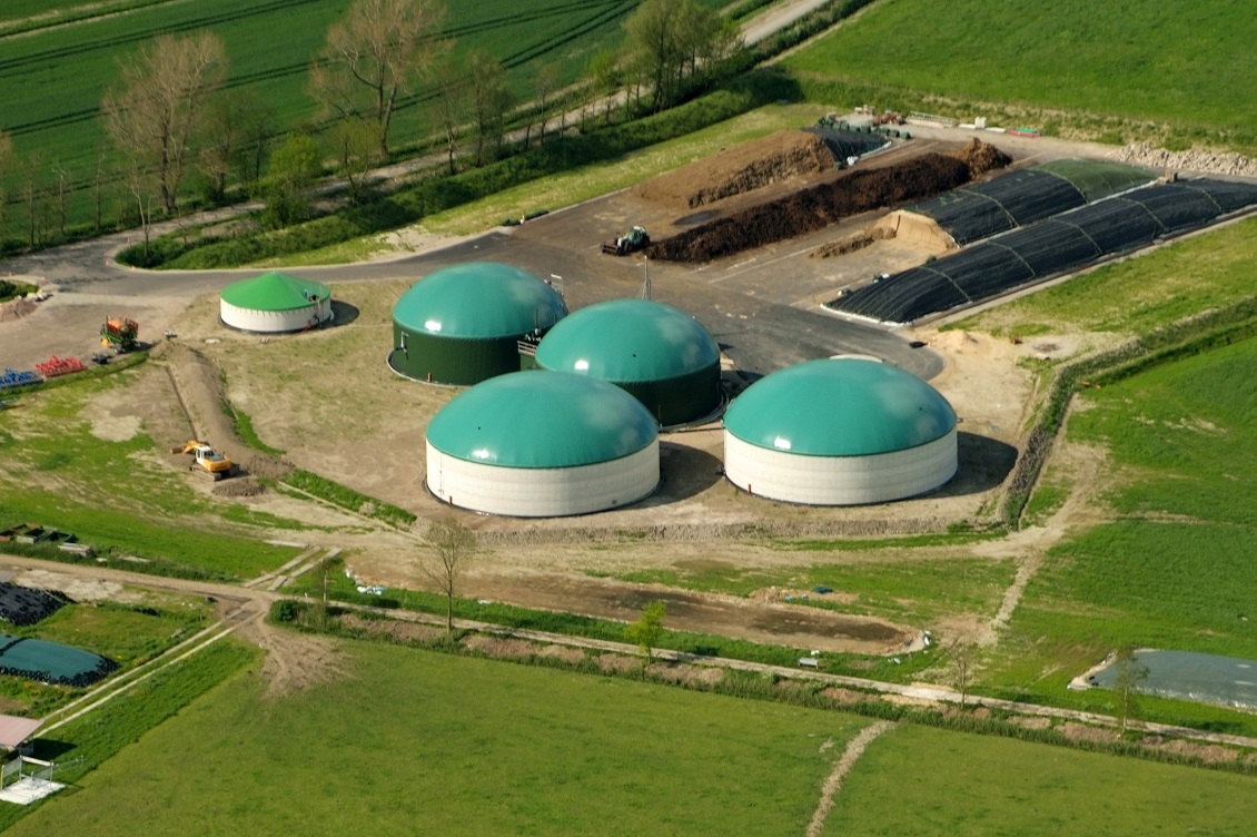Tecnici specializzati durante le operazioni di manutenzione e pulizia di un digestore industriale.