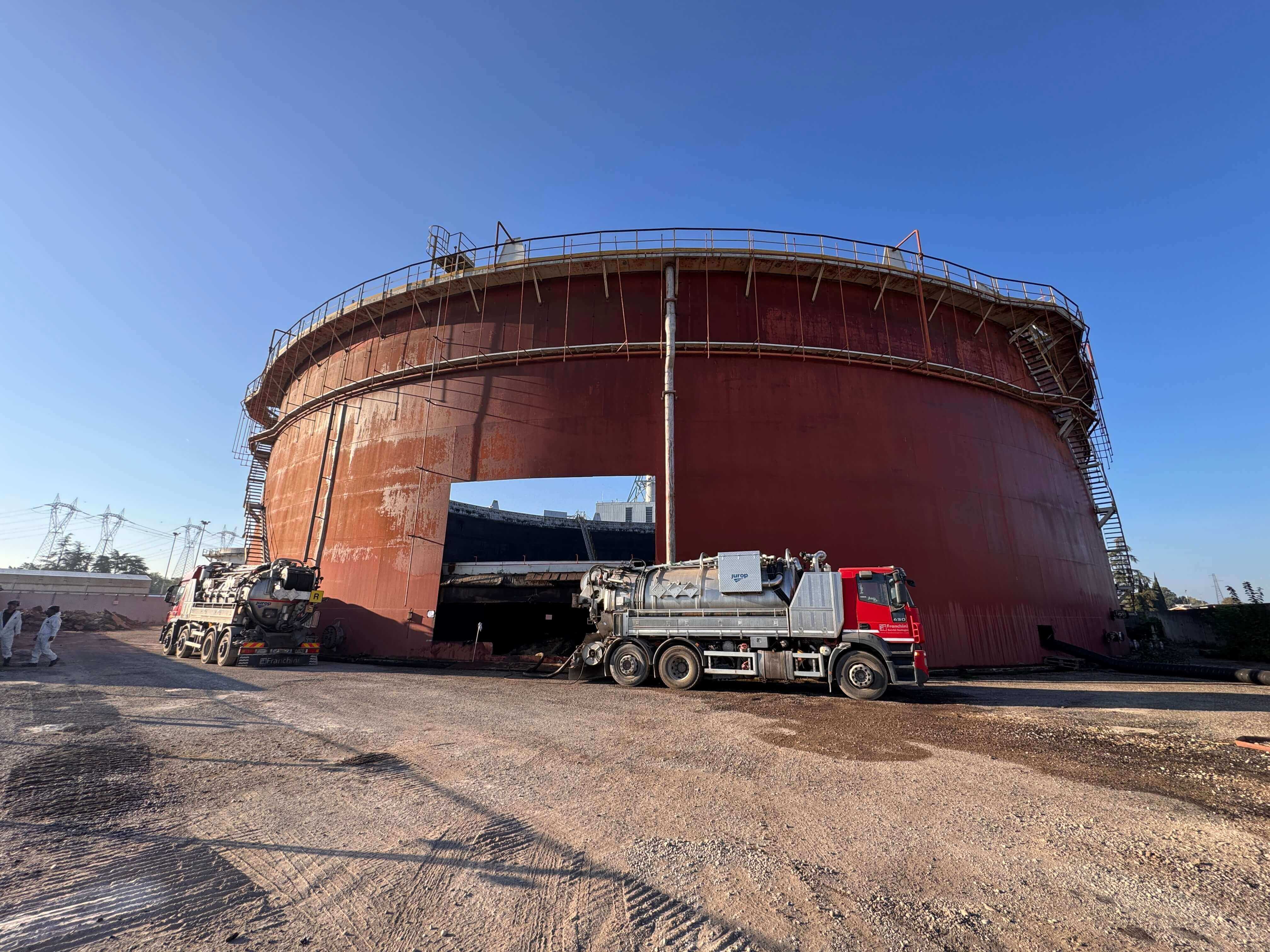 Bonifica serbatoio interrato con operatore durante pulizia e messa in sicurezza ambientale