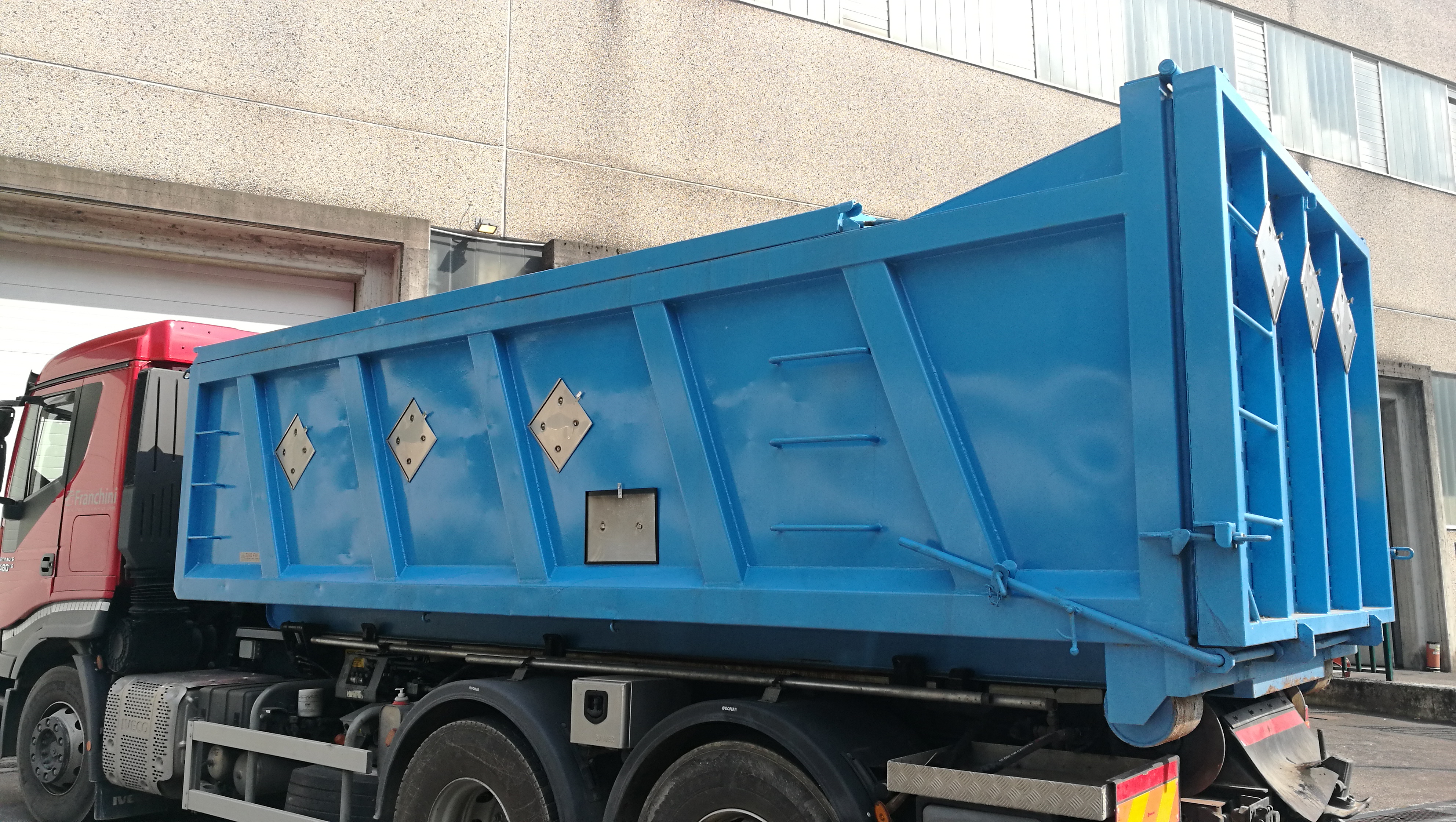 Containers scarrabili